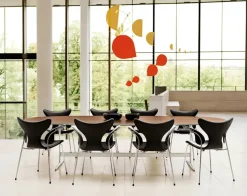 3208 Liljen med armlæn af Arne Jacobsen