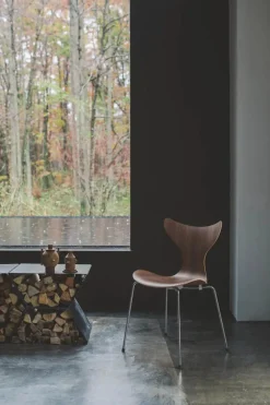 3108 Liljen stol i valnød af Arne Jacobsen