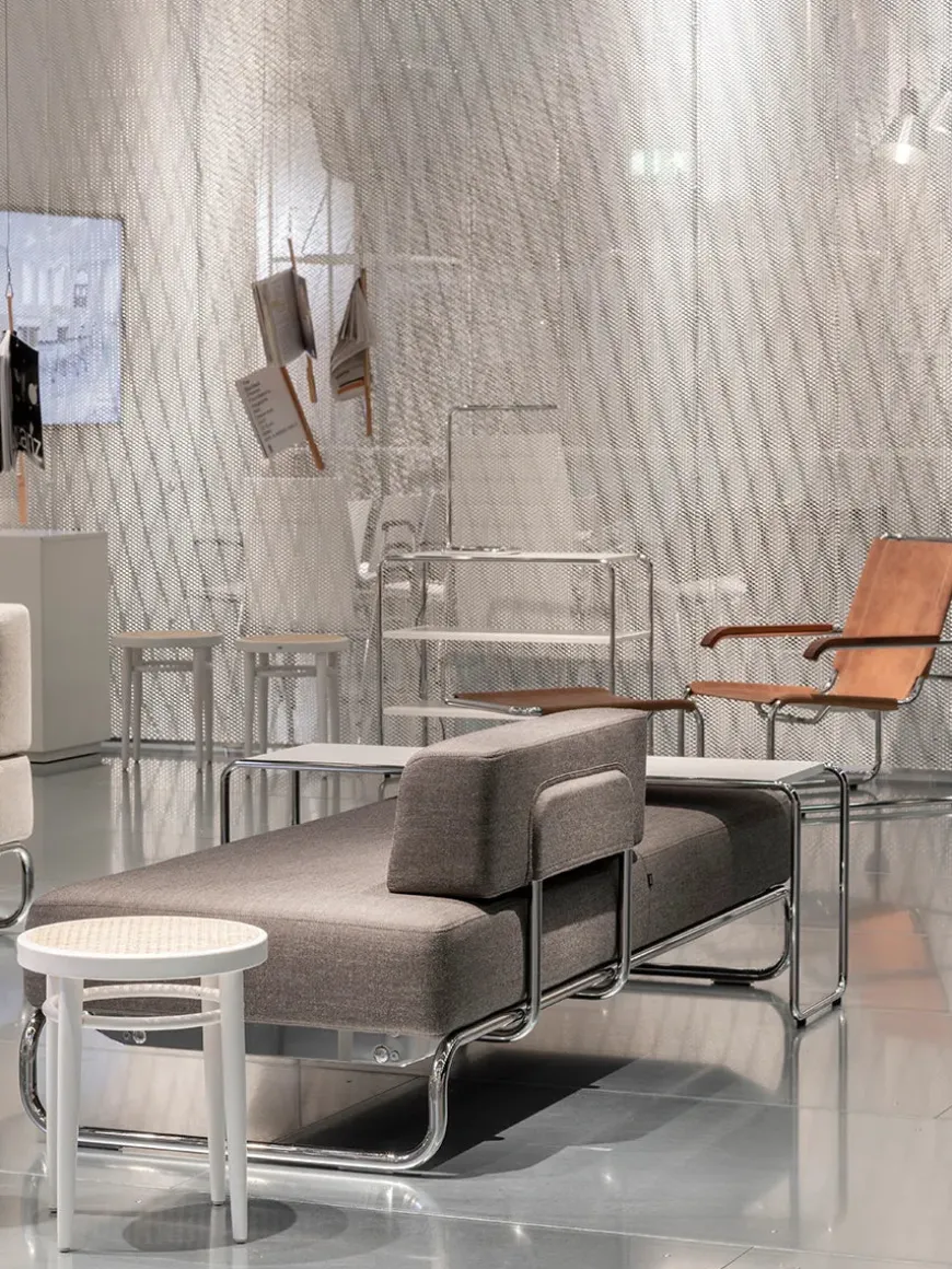 214 RH Skammel, sort fra Thonet