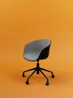 About a Chair AAC52 Forsidepolstret, sort skal fra Hay