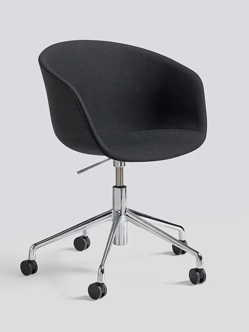 About a Chair AAC52 Forsidepolstret, sort skal fra Hay