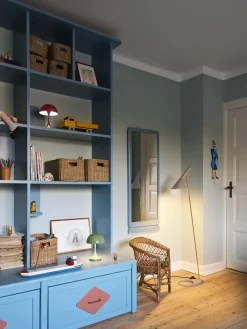 AJ Floor Lamp, grey/brass af Arne Jacobsen