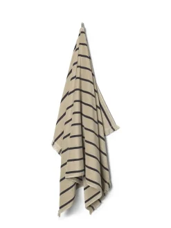 Alee Beach Towel, sand/black fra Ferm Living