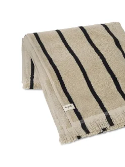 Alee Hand Towel, sand/black fra Ferm Living