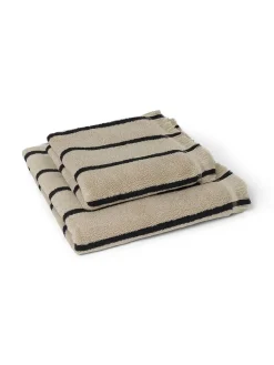 Alee Hand Towel, sand/black fra Ferm Living