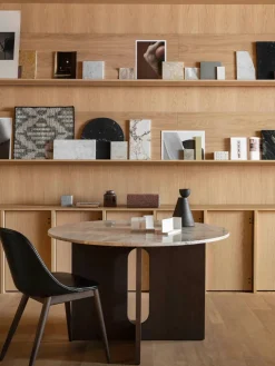 Androgyne Dining Table Ø120 dark stained oak fra Audo Copenhagen