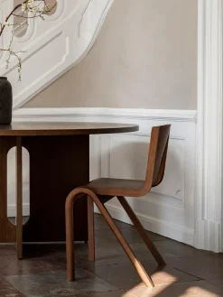 Androgyne Dining Table Ø120 dark stained oak, sand sten fra Audo Copenhagen