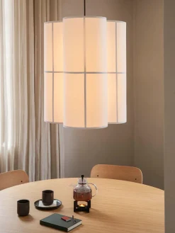 Androgyne Dining Table Ø120 natural oak, sand sten fra Audo Copenhagen