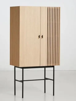 Array Highboard fra Woud