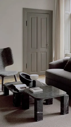 Atlas Sofabord 820x820, Costa Black Marble fra New Works