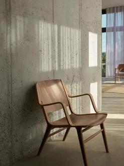 AX HM11 Stol, eg/valnød fra &Tradition