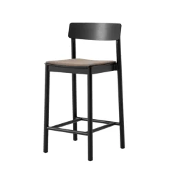 Betty TK14 counterstol med polster fra &Tradition