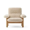 Brasilia Lounge Chair, Natural Oak Sheepskin Nature fra Audo Copenhagen