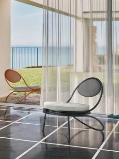 Copacabana Lounge Chair, international orange fra GUBI