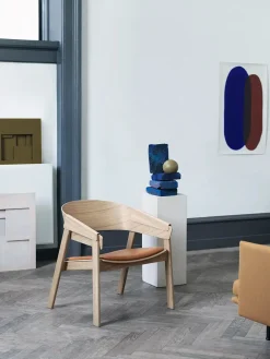 Cover Lounge Chair, oak w. cognac leather fra Muuto