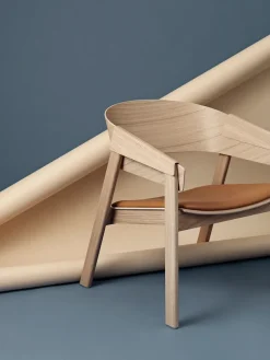 Cover Lounge Chair, oak w. cognac leather fra Muuto