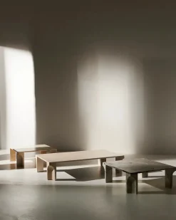 Doric Coffee Table 140 x 80 cm, Neutral White Travertine fra GUBI