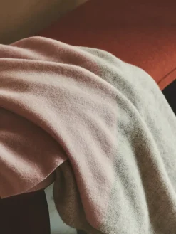 Drejø Plaid, grey mix fra Silkeborg Uldspinderi