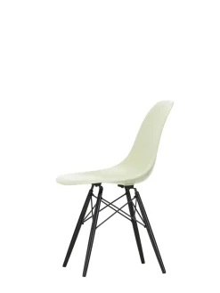 Eames Fiberglass Chair DSW, sortlakeret ahorn fra Vitra