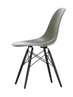 Eames Fiberglass Chair DSW, sortlakeret ahorn fra Vitra