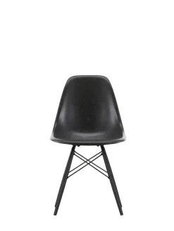 Eames Fiberglass Chair DSW, sortlakeret ahorn fra Vitra