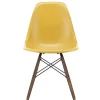 Eames Fiberglass Chair DSW, mørkbejdset ahorn fra Vitra