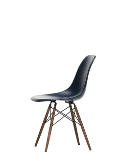 Eames Fiberglass Chair DSW, mørkbejdset ahorn fra Vitra
