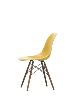 Eames Fiberglass Chair DSW, mørkbejdset ahorn fra Vitra