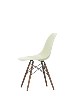Eames Fiberglass Chair DSW, mørkbejdset ahorn fra Vitra