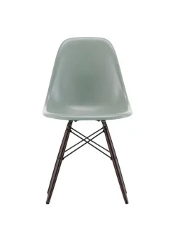 Eames Fiberglass Chair DSW, mørkbejdset ahorn fra Vitra