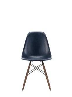 Eames Fiberglass Chair DSW, mørkbejdset ahorn fra Vitra