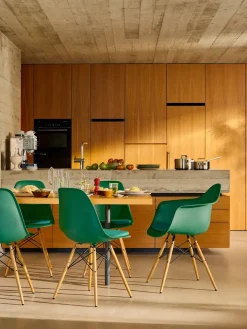 Eames Plastic Armchair DAW, ahorntræ fra Vitra