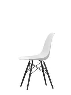 Eames Plastic Side Chair DSW, sortlakeret ahorntræ fra Vitra