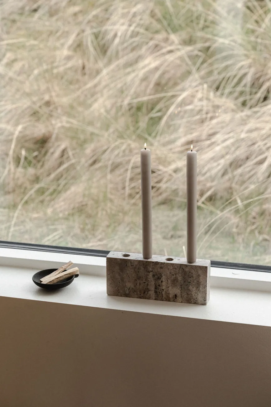 Epode Lysestage 25 cm, travertin silver fra Wabi Sabi Nordic