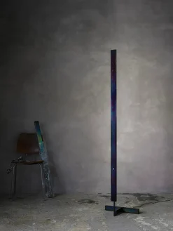 F Model gulvlampe, Dark Opal Chrome fra Anour