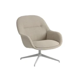 Fiber Lounge Armchair, Refine cognac læder, anthracite swivel base fra Muuto