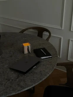 Florence Spisebord Ø145, gris du marais/beige grey fra New Works