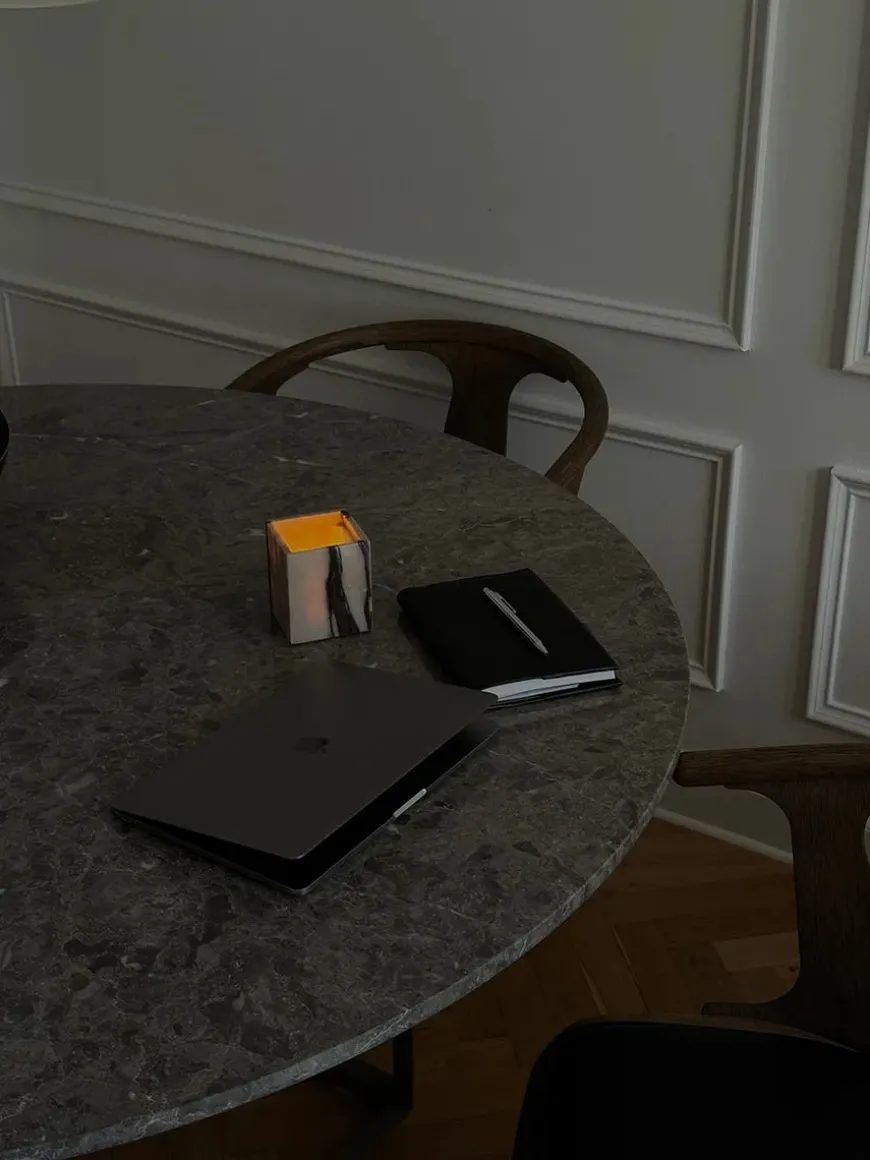 Florence Spisebord Ø145, gris du marais/beige grey fra New Works