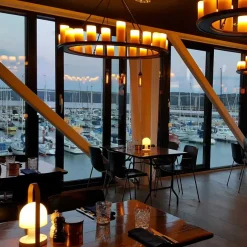 Follow Me terracotta bordlampe fra Marset