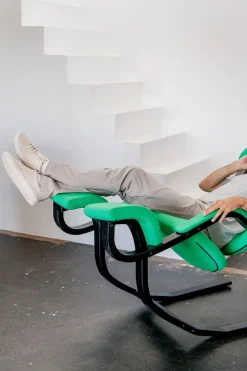 Gravity Balans Lænestol fra Variér (Sort ask)