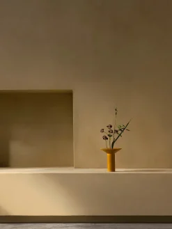 Hana Vase, H14,5 cm i Ochre fra Audo Copenhagen