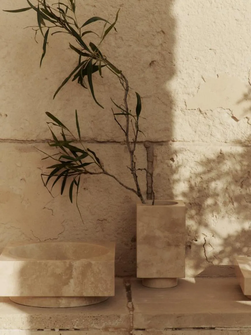 Hew high centrepiece, travertin fra Ferm Living