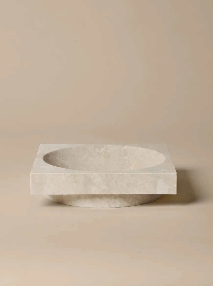 Hew low centrepiece, travertin fra Ferm Living