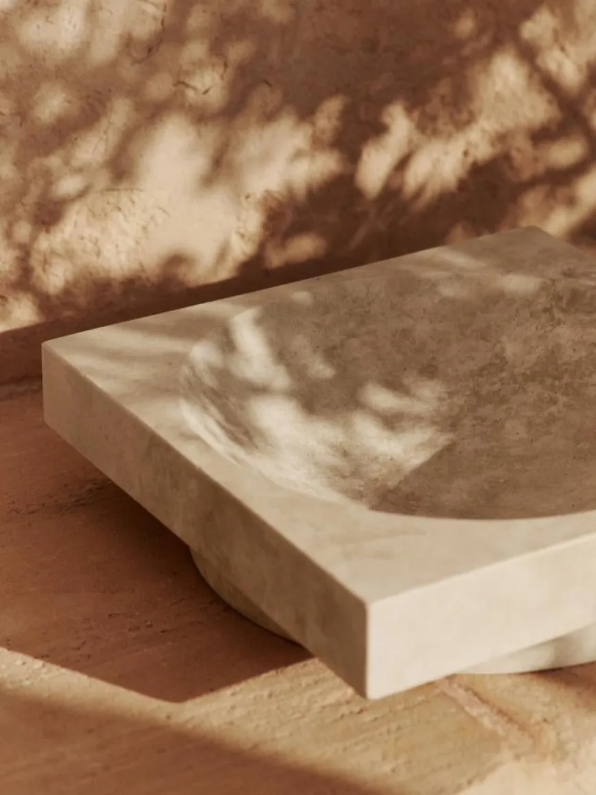 Hew low centrepiece, travertin fra Ferm Living