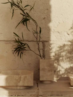 Hew vase, travertin fra Ferm Living