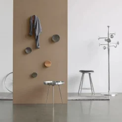 Høj barstol i sortbejdset bøg fra Mater