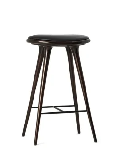 Høj barstol i sortbejdset bøg fra Mater