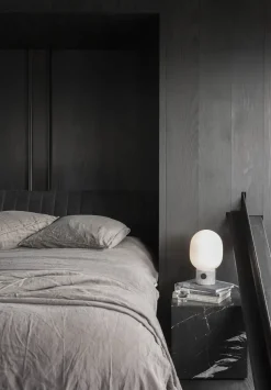 JWDA Bordlampe, calacatta viola marmor fra Audo Copenhagen