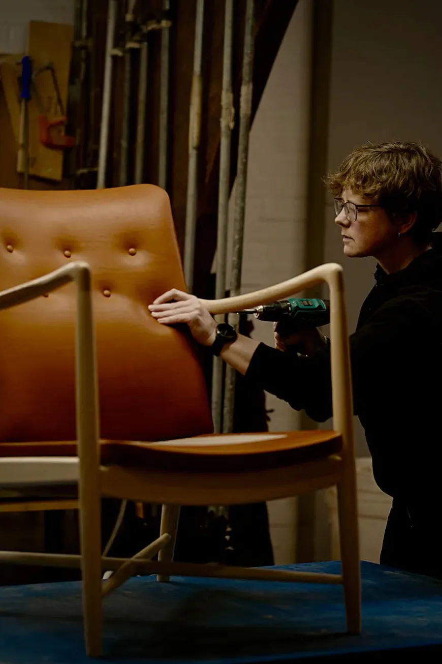 Kaminstolen, eg olie af Finn Juhl