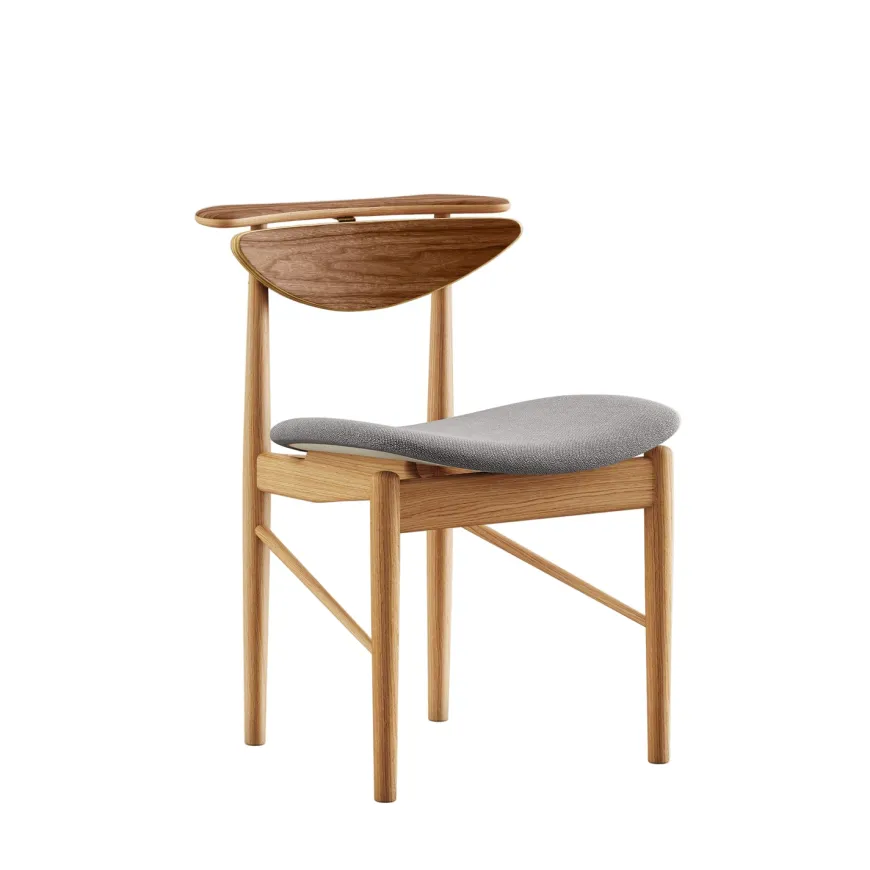 Karmstolen, eg olie/valnød af Finn Juhl